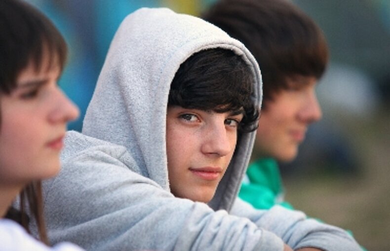 Jongeren waarvan middelste met hoody